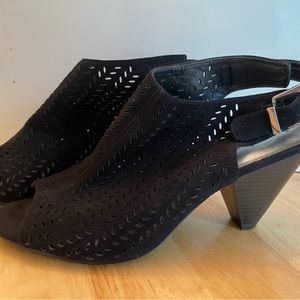 Dakota Chase black shoes. Size 8.5. Like new.